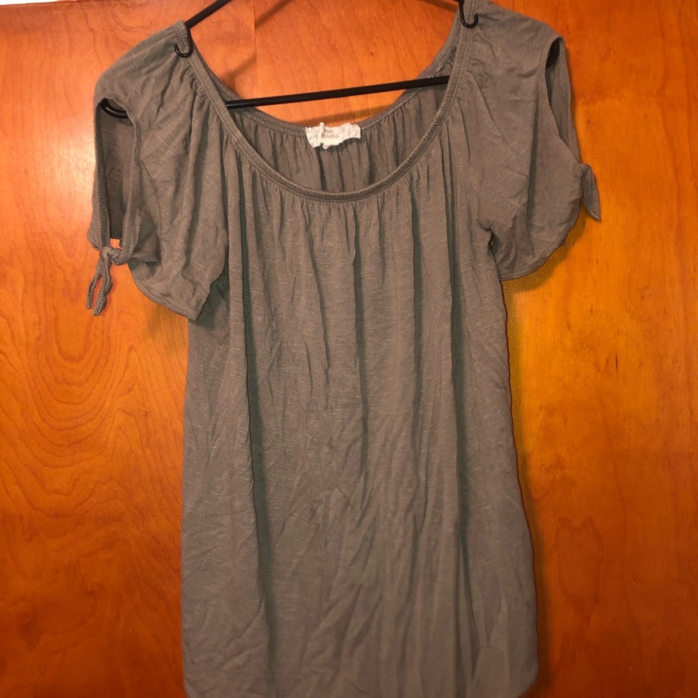 Off the shoulders teeshirt